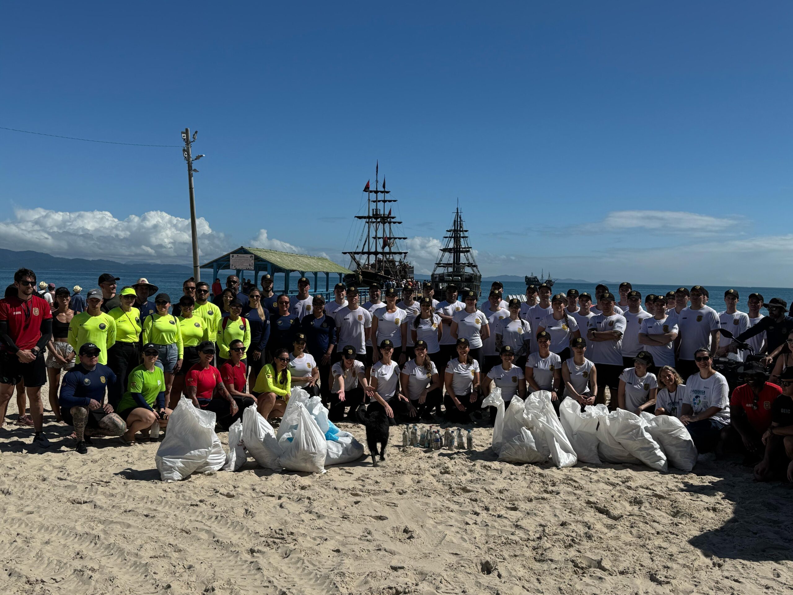 Equipes do Procon SC e Polícia Civil em mutirão de limpeza na praia de Canasvieiras